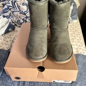 Olive green uggs excellent condition wore once